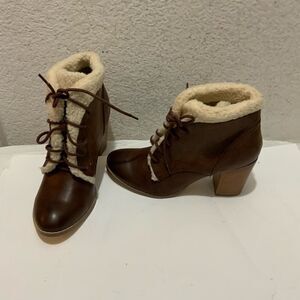 New Restricted Women's Brown Ankle Boots With Sherpa Fur Trim Size US 6